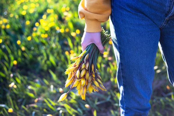 Stato Animo Primaverile Sensazione Libertà Ragazza Che Tiene Bouquet Tulipano — Foto Stock