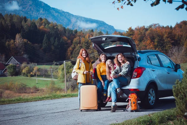 Großer Familienausflug Glückliche Mädchen Reisen Mit Dem Auto Mamma Mit — Stockfoto