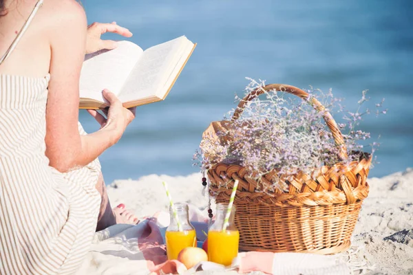 Zomer Picknick Aan Zee Girl Hat Lees Boek Mand Voor — Stockfoto