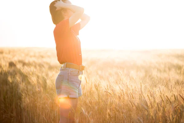 Jovem Feliz Alegra Campo Trigo Noite Pôr Sol Moo Atmosférico — Fotografia de Stock