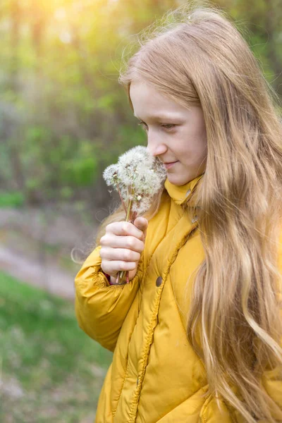 Menina Loira Segurando Dente Leão Férias Primavera Moo — Fotografia de Stock