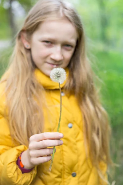 Ragazzina Bionda Che Tiene Dente Leone Vacanze Primaverili Moo — Foto Stock