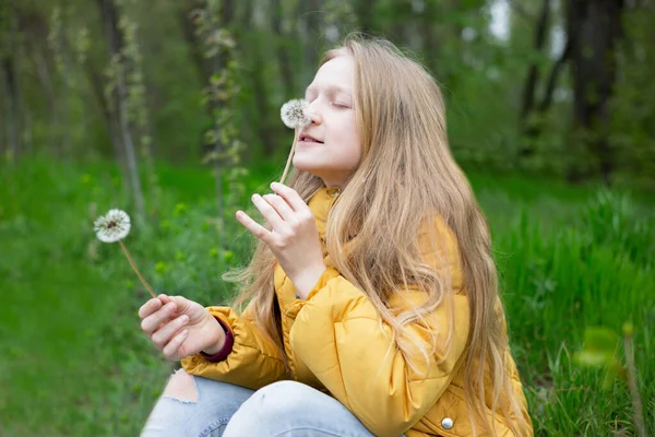 Menina Loira Soprando Dentes Leão Férias Primavera Moo — Fotografia de Stock