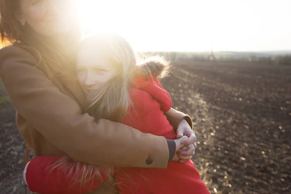 Familie Glückliche Mutter Und Tochter Auf Dem Feld Der Sonne — Stockfoto