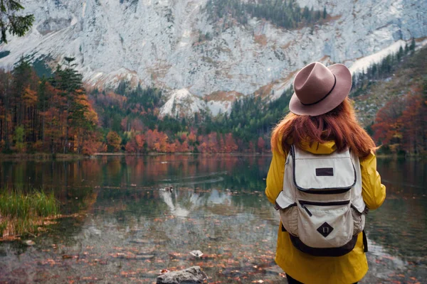 Mädchen Mit Hut Und Rucksack Steht Ufer Eines Bergsees — Stockfoto