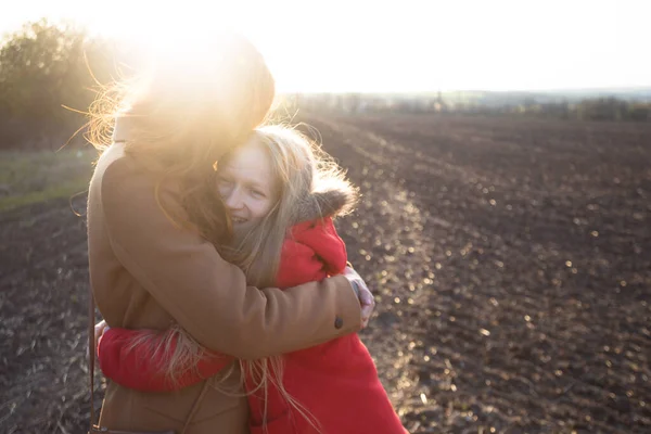 Familie Glückliche Mutter Und Tochter Auf Dem Feld Der Sonne — Stockfoto