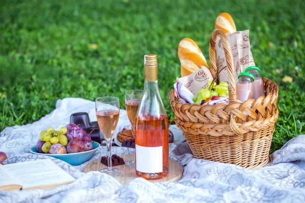 Sommar Picknick Ängen Baguette Vin Glasögon Druvor Och Rullar Korg — Stockfoto