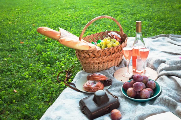 Verão Piquenique Prado Baguete Vinho Copos Uvas Rolos Uma Cesta — Fotografia de Stock