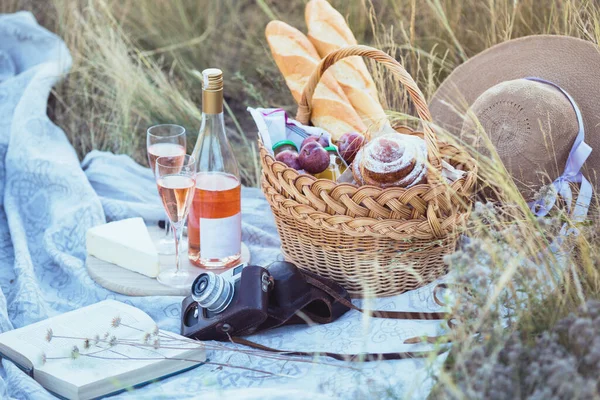 Verano Picnic Provenzal Prado Copas Vino Fondo Picnic Baske — Foto de Stock