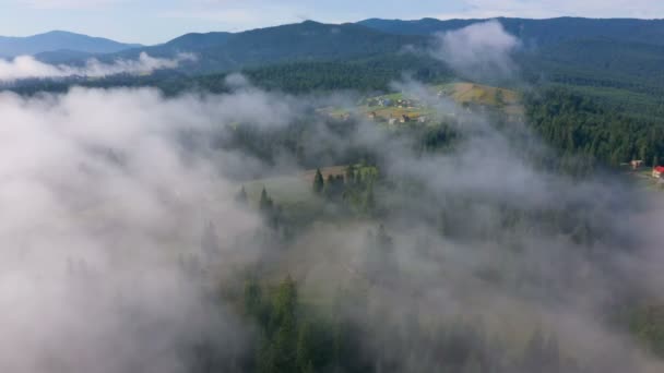 乌克兰喀尔巴阡山脉沃罗赫塔市空中云彩覆盖的晨光山村 — 图库视频影像