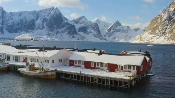 Wunderschöne Norwegische Winterlandschaft Mit Den Bunten Rorbu Und Festgemachten Fischerbooten — Stockvideo