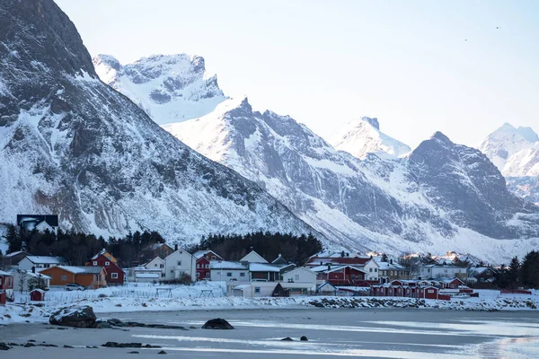 Hagyományos Norvég Faház Rorbu Állni Parton Fjord Hegyek Távolban Lofoten — Stock Fotó