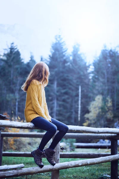 Menina Sentada Uma Cerca Madeira Relaxamento Uma Montanha — Fotografia de Stock