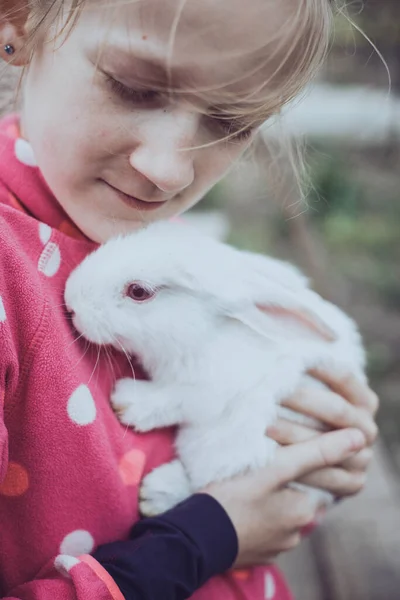 女孩和兔子在花园里的草坪上 — 图库照片