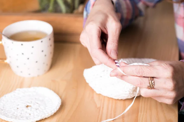 Meisje Haakwerk Een Tapijt Vrouw Breit Haak Thuis Comfort Naaldwoord — Stockfoto