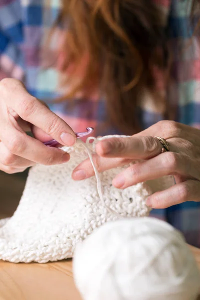 Meisje Haakwerk Een Tapijt Vrouw Breit Haak Thuis Comfort Naaldwoord — Stockfoto