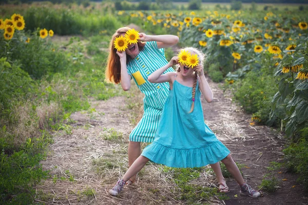 Безумные Счастливые Девушки Поле Подсолнухов Закате Семья Мама Дочь Украина — стоковое фото