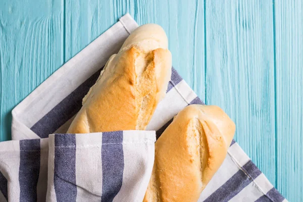 Französisches Baguette Auf Blauem Holzgrund — Stockfoto