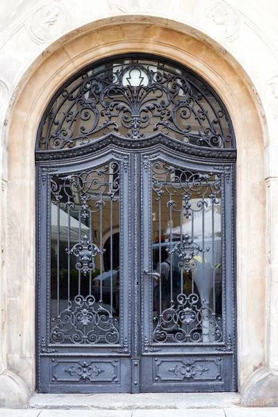 Hermosa Puerta Vieja Una Calle Una Ciudad Europea —  Fotos de Stock