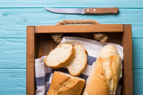 Französisches Baguette Auf Blauem Holzgrund — Stockfoto