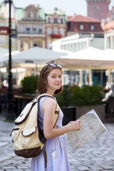 Дівчина Дивиться Карту Стоїть Головній Площі Ринек Польському Місті Посна — стокове фото