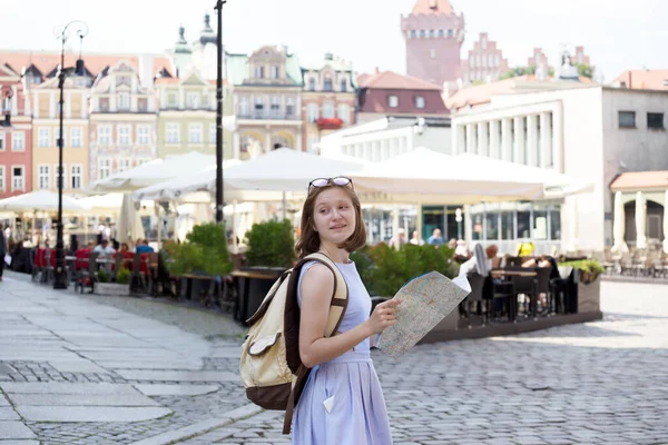 Menina Olhando Para Mapa Praça Principal Rynek Cidade Polonesa Pozna — Fotografia de Stock