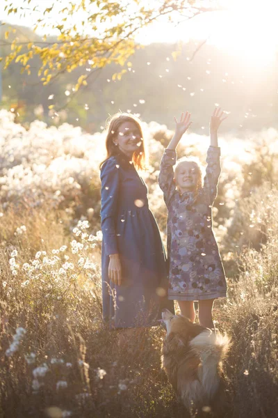 Glückliche Familie Lächelnde Mutter Und Tochter Herbstpark — Stockfoto