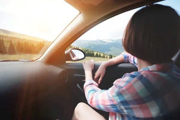 Sommer Roadtrip Glückliches Schönes Mädchen Das Einem Auto Quer Durch — Stockfoto