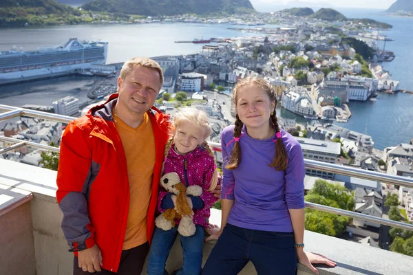 Familjeresa Lycklig Pappa Och Döttrar Mot Bakgrund Den Norska Staden — Stockfoto