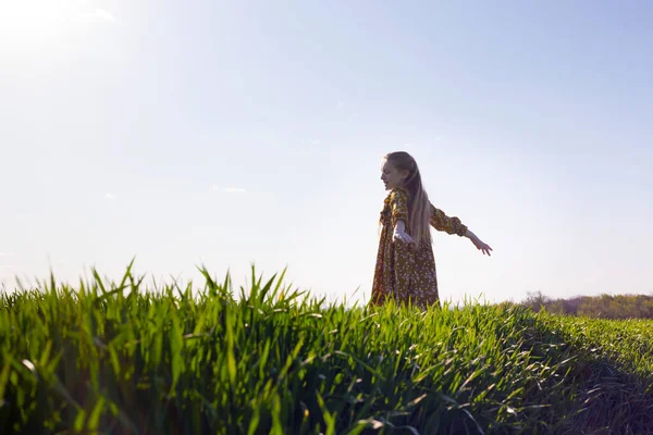 Menina Feliz Está Girando Alegre Campo Verde Verão Freedo — Fotografia de Stock