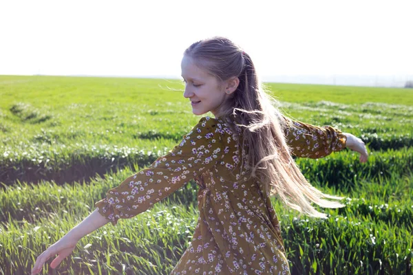 Ευτυχισμένο Κορίτσι Είναι Χαρούμενη Γυρίζοντας Στο Πράσινο Πεδίο Καλοκαίρι Και — Φωτογραφία Αρχείου
