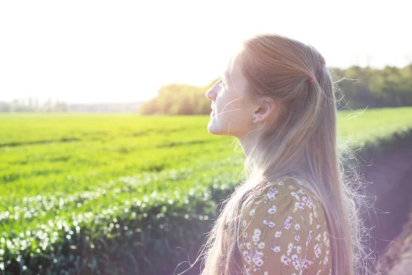 Chica Feliz Campo Verde Verano Freedo — Foto de Stock