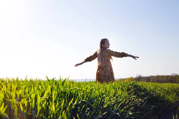 Chica Feliz Alegre Girando Campo Verde Verano Freedo — Foto de Stock