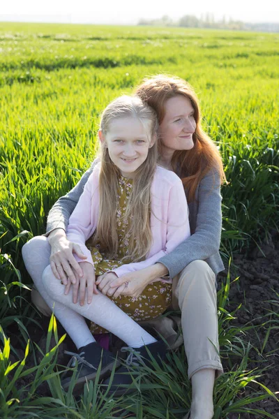 幸せな母親と娘の牧草地で — ストック写真