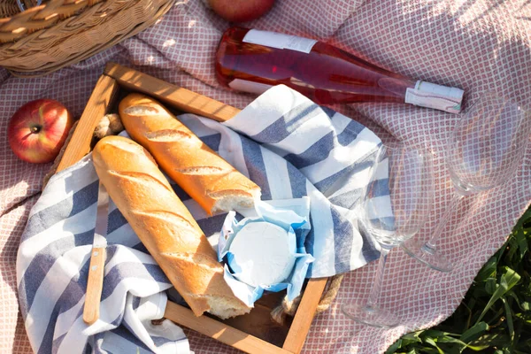 Verão Piquenique Prado Baguete Vinho Copos Queijo Perto Cesta Gras — Fotografia de Stock