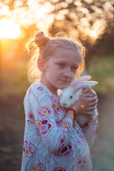 Girl Rabbit Lawn Garden Sunse — Stock Photo, Image