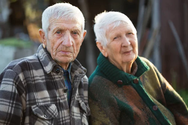 Großeltern Porträt Eines Älteren Mannes Und Einer Älteren Frau Garten — Stockfoto