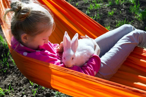 Ragazza Coniglio Amaca Giardino — Foto Stock