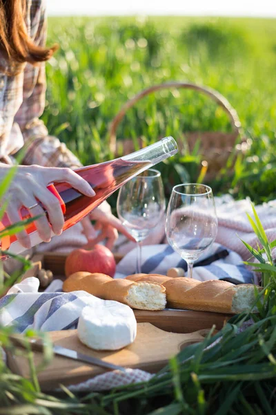 Yaz Çayırda Provencal Pikniği Kız Piknik Sepetinin Yanında Bardaklara Şarap — Stok fotoğraf
