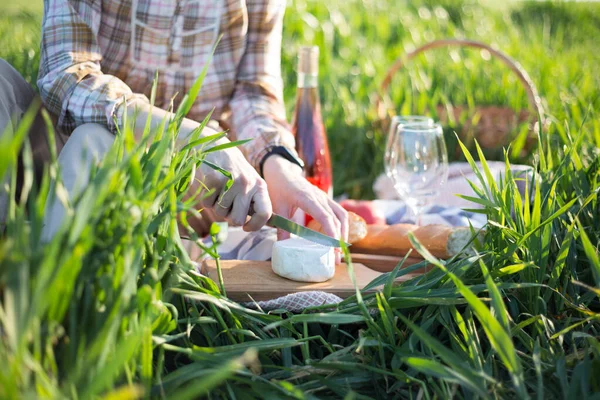 Verão Piquenique Prado Menina Corta Queijo Brie Perto Uma Cesta — Fotografia de Stock