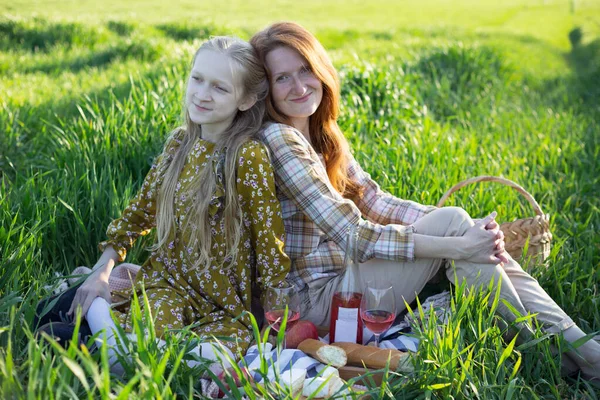 Estate Picnic Provenzale Nel Prato Famiglia Mamma Figlia Vicino Cestino — Foto Stock