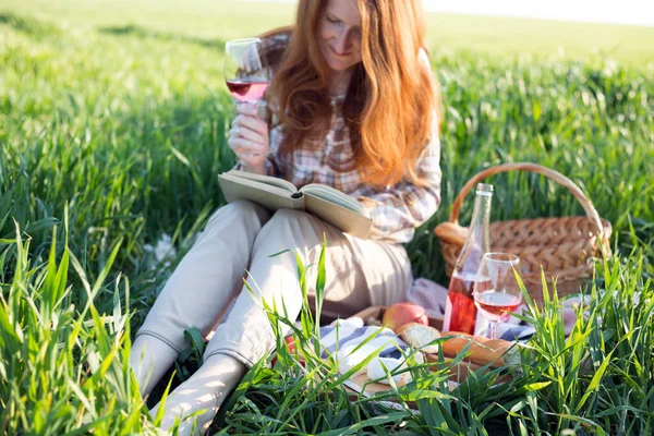 Zomer Provençaalse Picknick Weide Meisje Met Een Glas Wijn Boek — Stockfoto