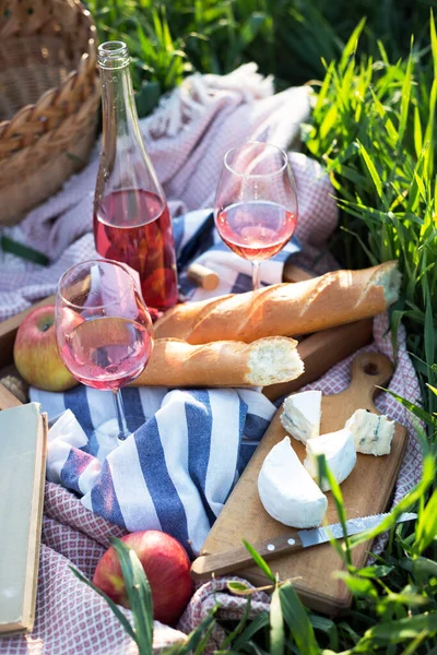 Verano Picnic Prado Baguette Vino Vasos Queso Cerca Canasta Gras —  Fotos de Stock