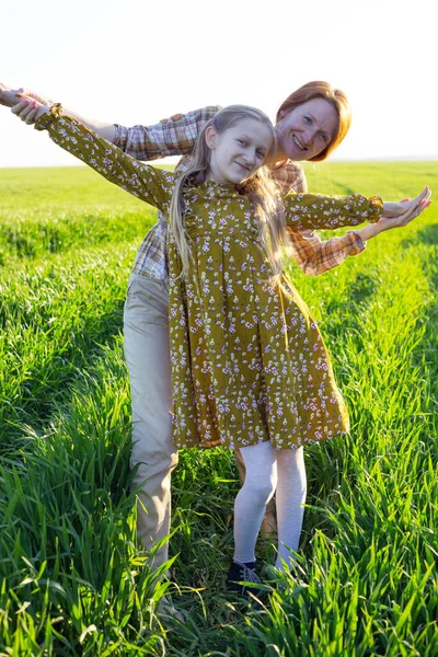 Family Happy Mother Daughter Field Sunse — Stock Photo, Image
