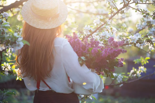 Estate Bella Ragazza Cappello Bretelle Giardino Con Mazzo Lilla — Foto Stock