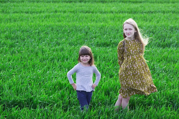 Primavera Dos Muchachas Hermosas Felices Verde Fiel — Foto de Stock