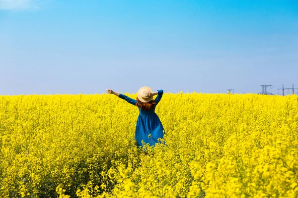 Счастливая Девушка Шляпе Гуляющая Удивительному Полю Желтого Рапса Сельской Местности — стоковое фото