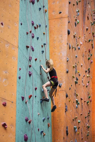 Bouldering Ragazzina Che Arrampica Sulla Parete Arrampica Manopole Multicolori Attività — Foto Stock