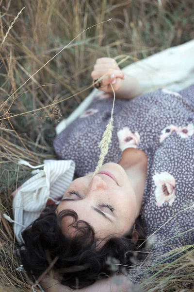 Счастливая Улыбающаяся Девушка Лежит Сухой Траве Закрытыми Глазами Ретро Стиль — стоковое фото