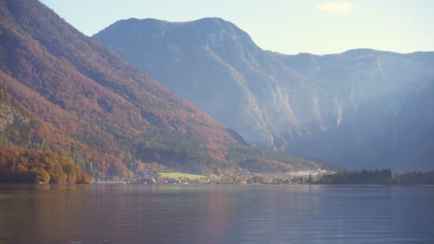 Панорама Тихого Осеннего Австрийского Озера Яркими Цветными Деревьями Берегу — стоковое видео